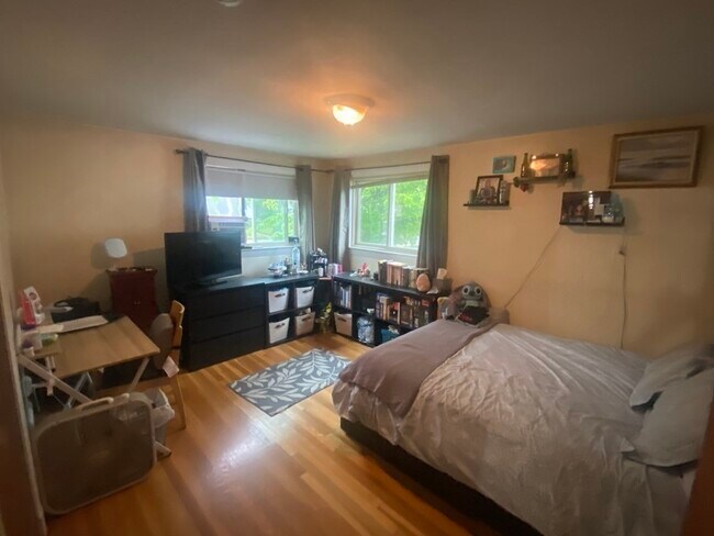 Building Photo - 640 Lagrange St