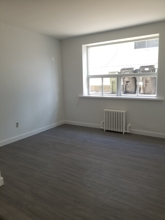 Building Photo - 494 Mortimer Av