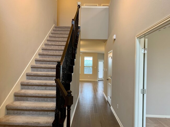 Building Photo - Beautiful 4 bedroom, 2.5 bathroom home in ...