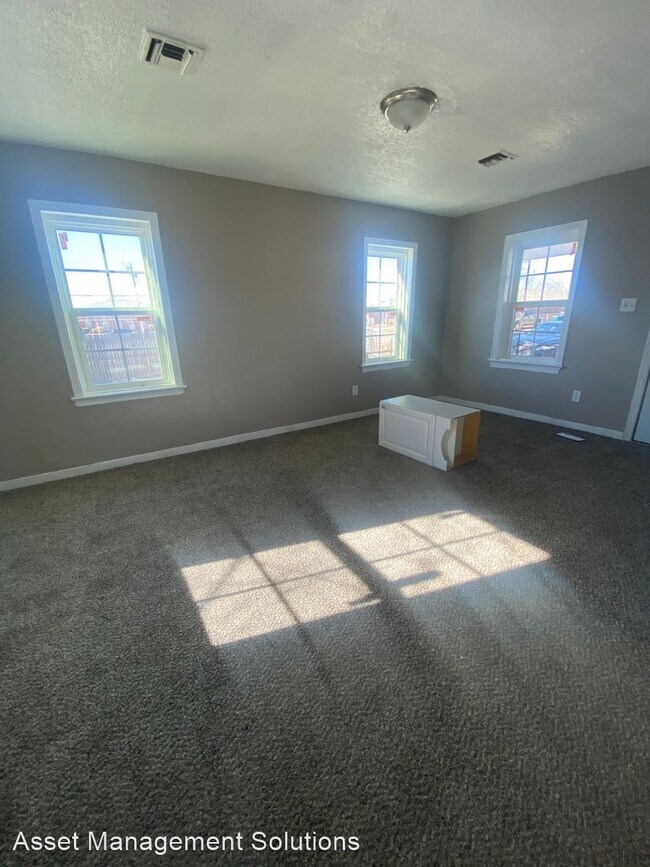 Building Photo - 3 br, 2 bath House - 824 W 2nd St.