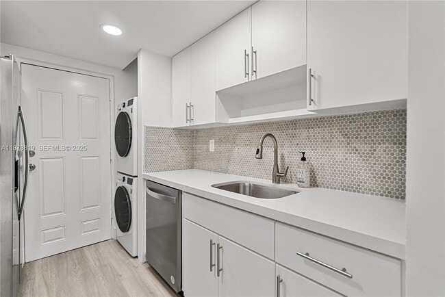 Foto del edificio - 8305 Crespi Blvd