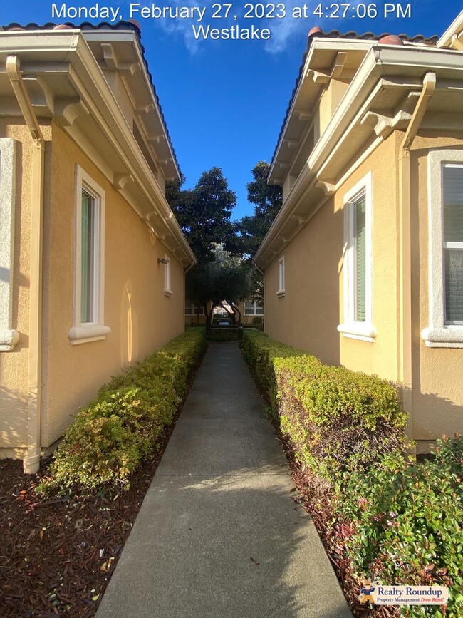 Building Photo - Pristine Condo with New Carpet and Dual Ma...