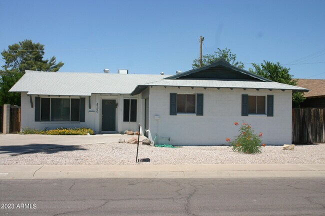 Foto del edificio - 8750 E Plaza Ave