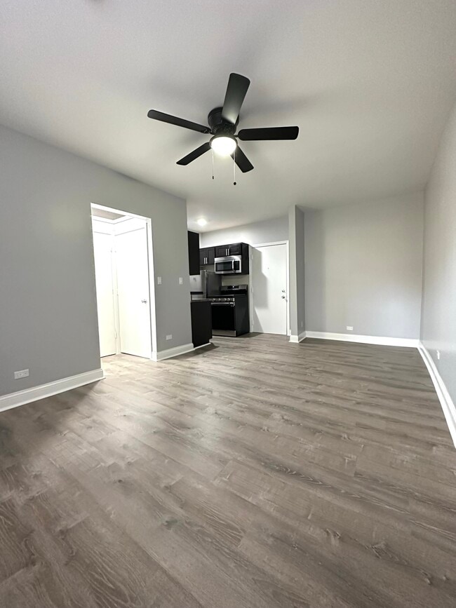 4031 Kenmore Sample 4 - May 10 - 4031 N Kenmore Apartments
