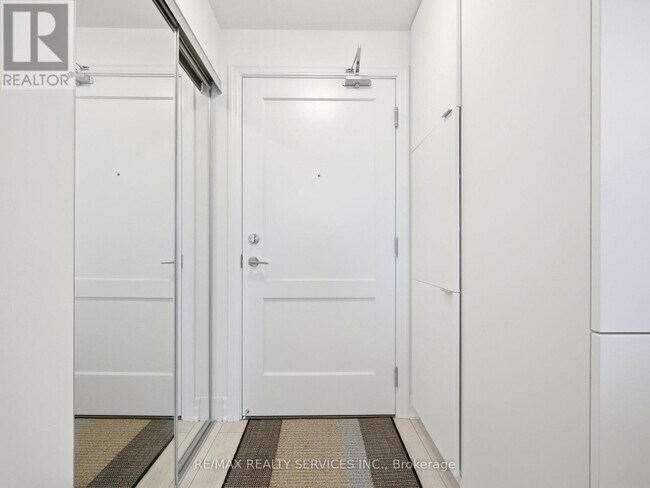 Photo du bâtiment - 30 Elm Dr W