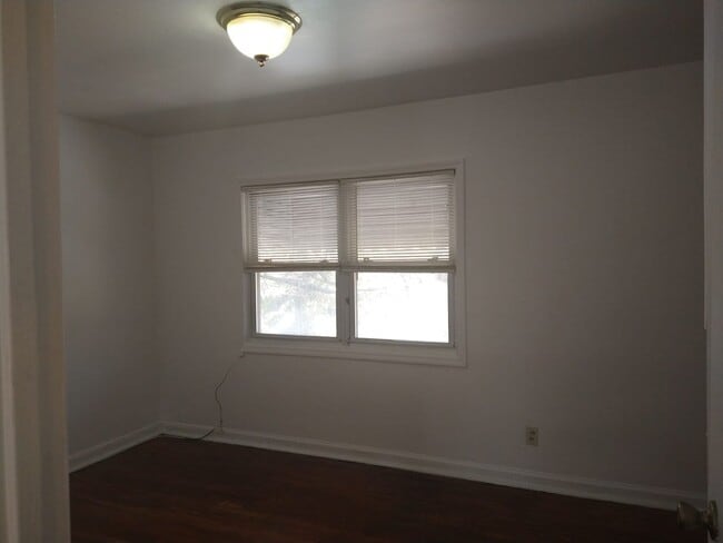 Building Photo - Nice and quiet Town House with garage and ...