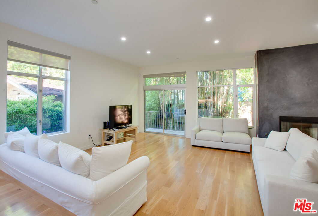 Foto principal - 900 N W Knoll Dr