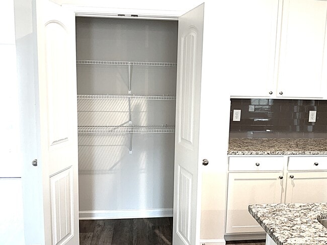 Foto del edificio - 3160 Emberly Dr