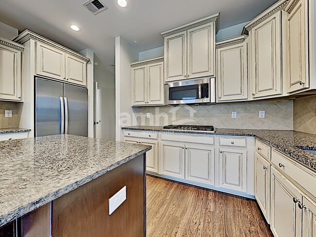 Building Photo - 614 Redbud Ln