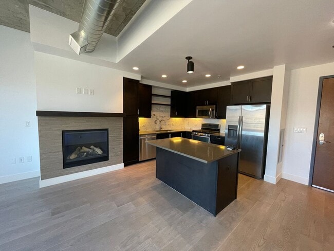 Building Photo - Phenomenal 1B/1B with amenities