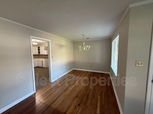 Building Photo - 1104 S Gee St