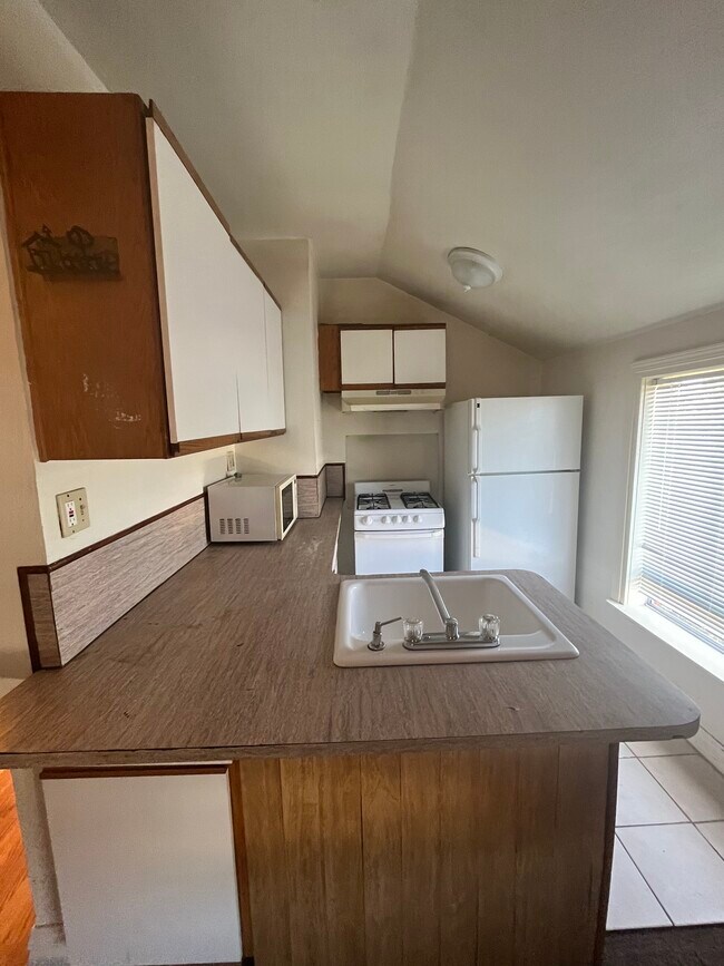 Cocina con estufa, microondas y refrigerador - 731 Lucas Ave