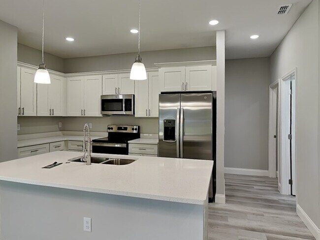 Foto del edificio - 7669 N Paris Dr