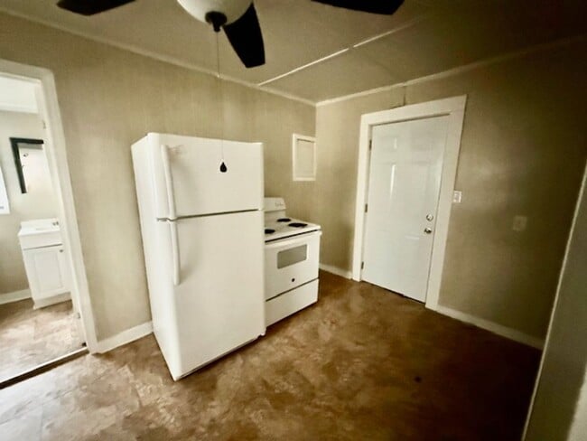 Building Photo - One bedroom, 1 bath house in Burlington