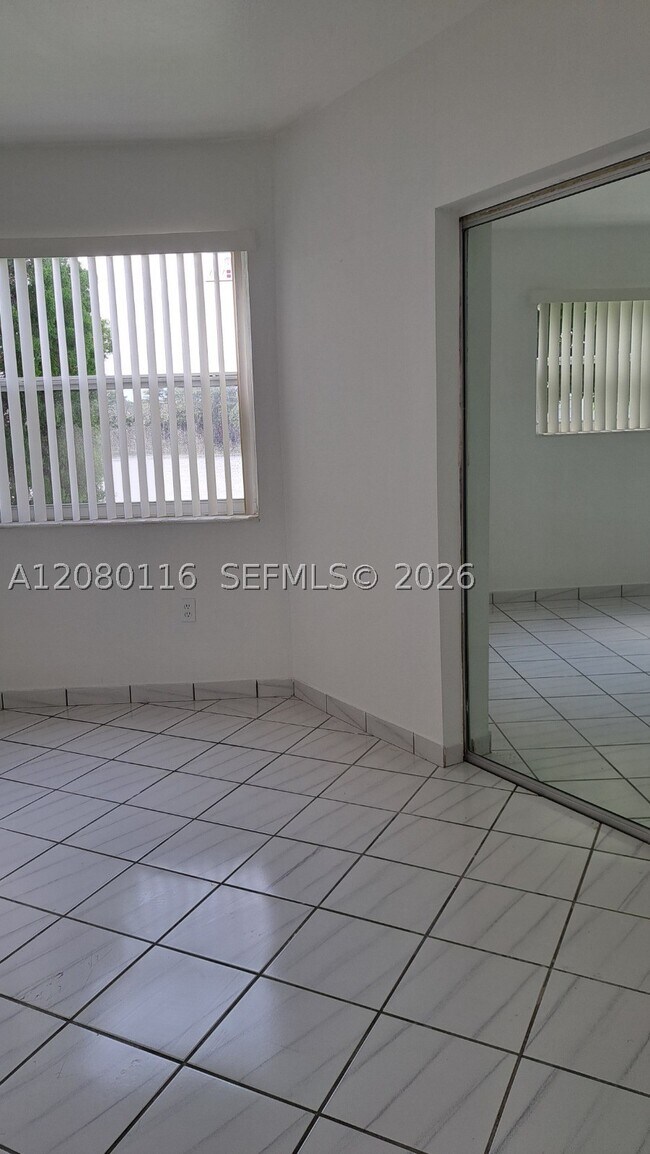 Foto del edificio - 1667 NE Miami Gardens Dr