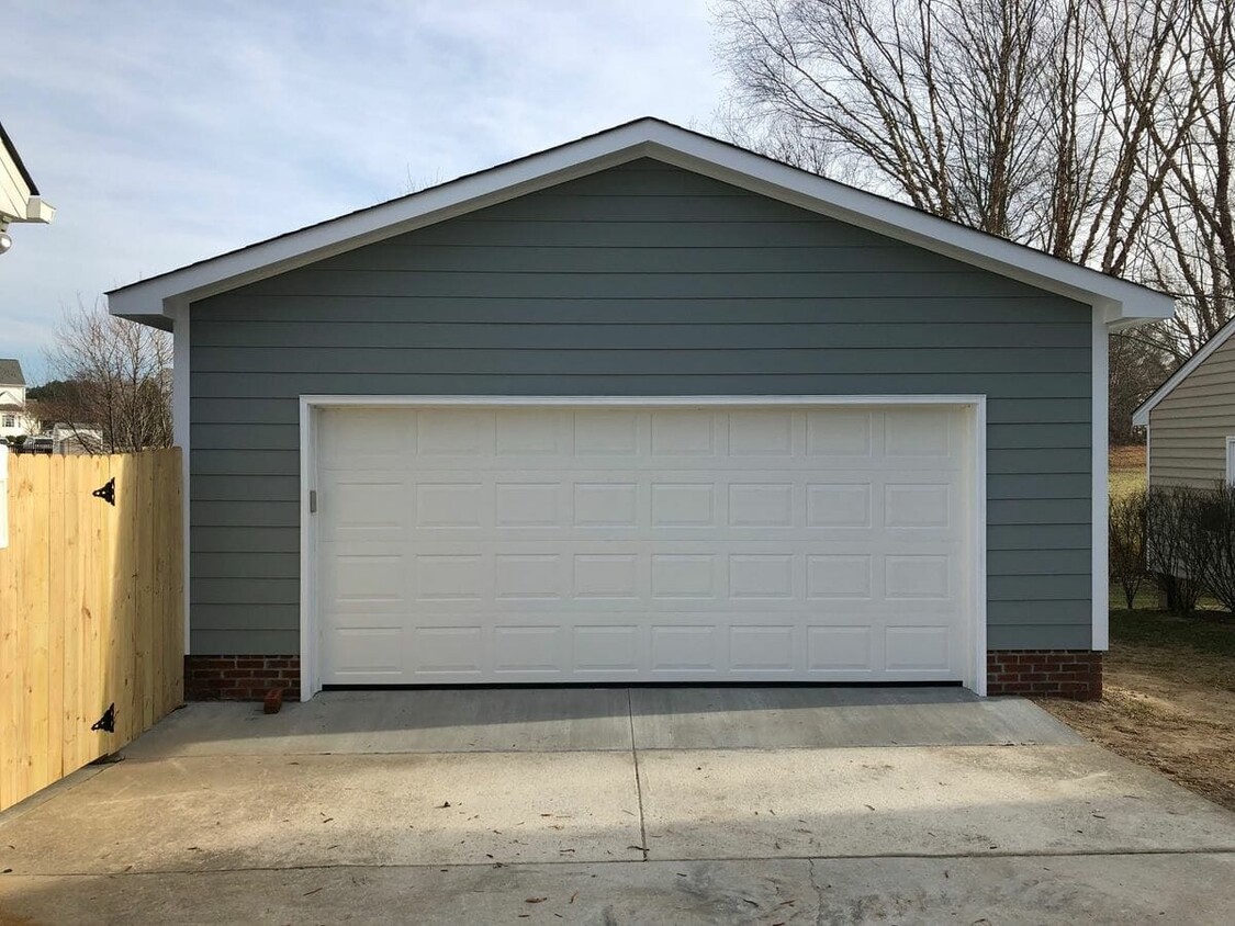 Building Photo - Garage - 3035 N Downer Ave