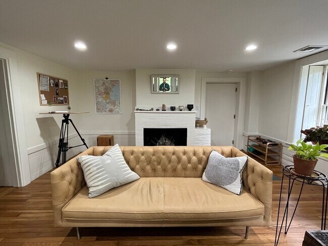 Foto del edificio - 180 Moss Hill Rd