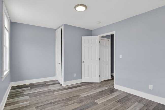 Building Photo - 3335 Lyndale Ave