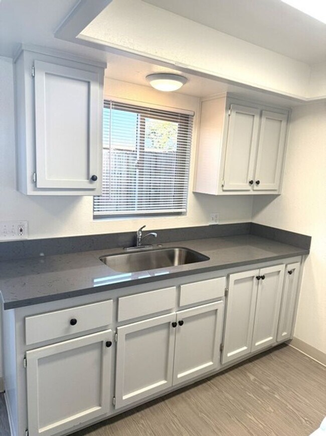 Building Photo - Remodeled Guadalupe 2 bedroom apt