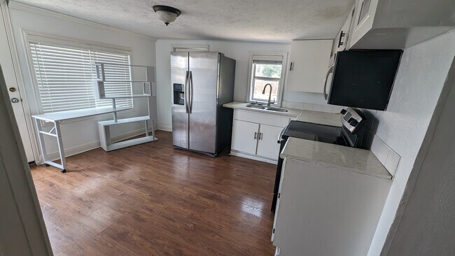 Gabinetes de cocina renovados - 203 Johnson St