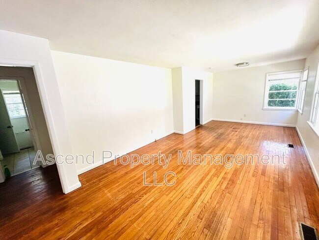 Foto del edificio - 5018 Golfview Dr