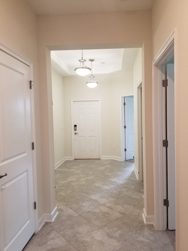 Building Photo - Must See Oaks at Moss Park Home!