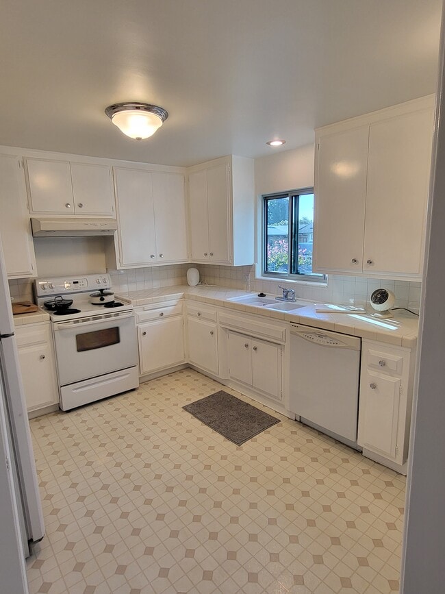 Building Photo - 2302 E 2nd St