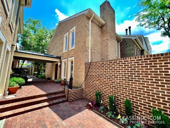 Building Photo - 4333 Embassy Park Dr NW