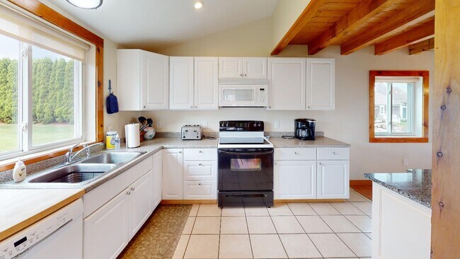 Foto del edificio - Ocean View Retreat in York Beach, Maine: F...