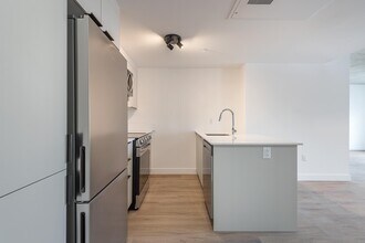 Building Photo - 2198 Boul. de Maisonneuve E