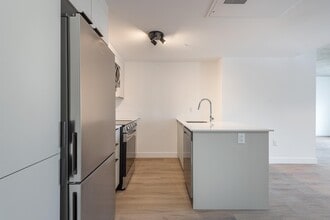 Building Photo - 2198 Boul. de Maisonneuve E