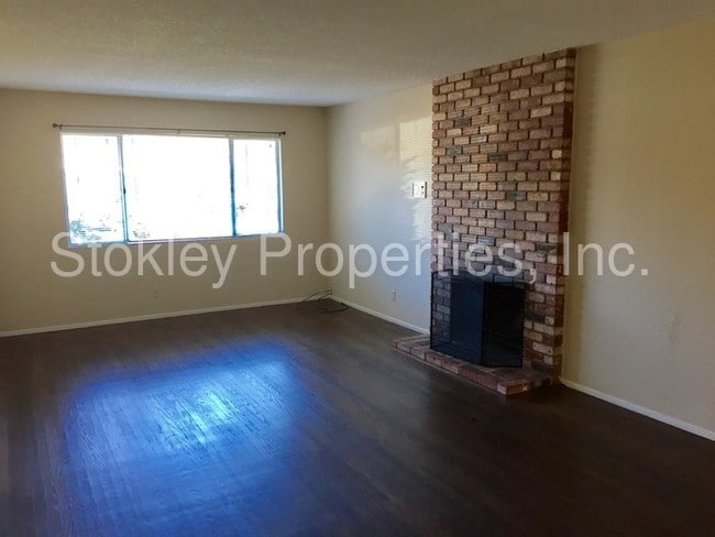 Building Photo - 431 Viking Dr