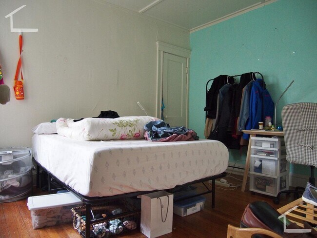 Building Photo - NO FEE NO SECURITY Split 2 bed Close to NU...