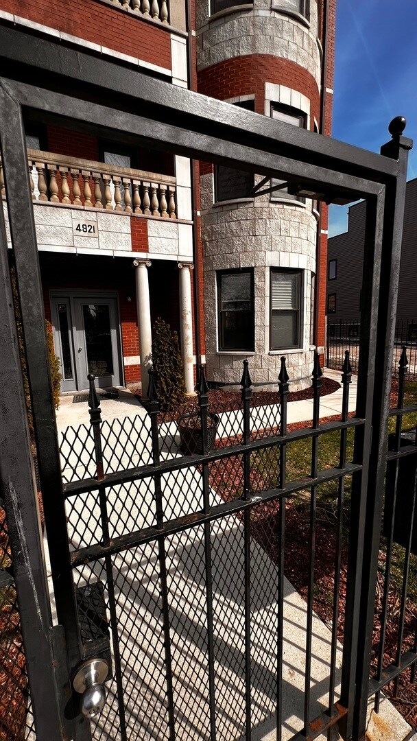 Building Photo - 4921 S King Dr