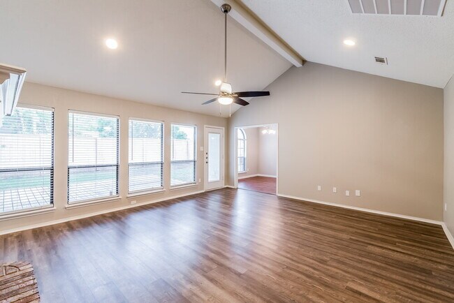 Foto del edificio - 2101 Garner Cir