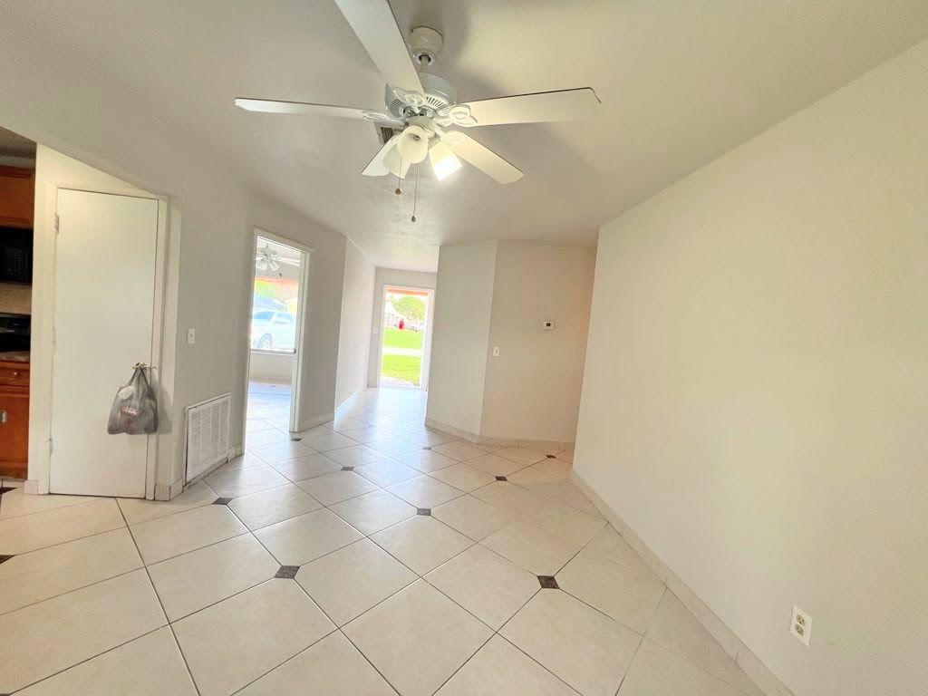 Foto del edificio - 311 SW Homeland Rd