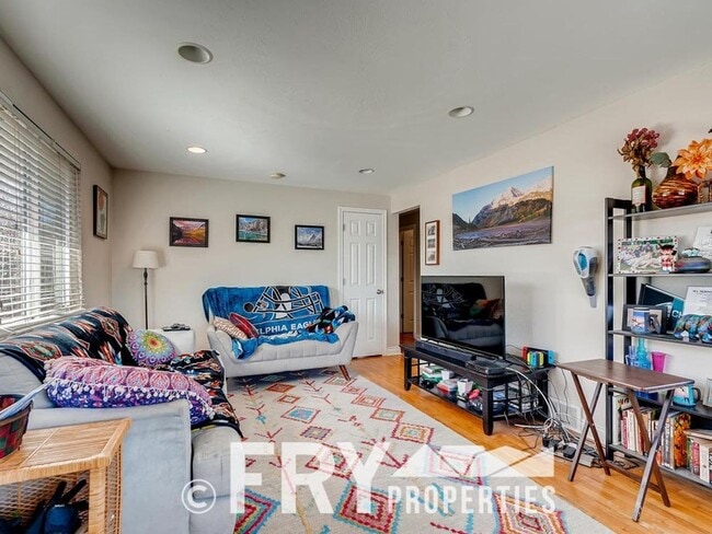 Building Photo - Spacious Updated Berkeley Triplex