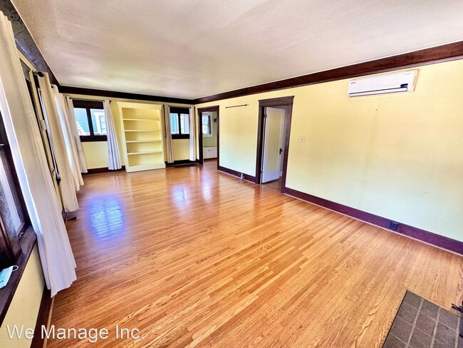 Building Photo - 2 br, 2 bath House - 2544 E 3rd St