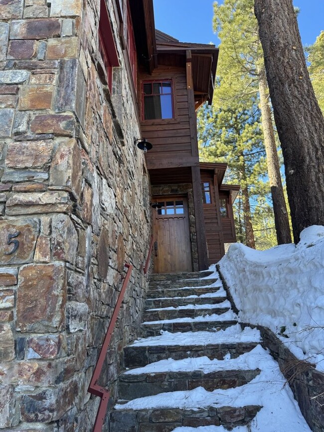 Building Photo - Luxury 5-Bedroom, 6-Bathroom Mountain Retr...