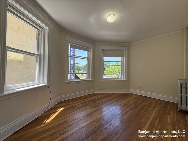 Foto del edificio - 1350 Comm.Ave. Unit 8