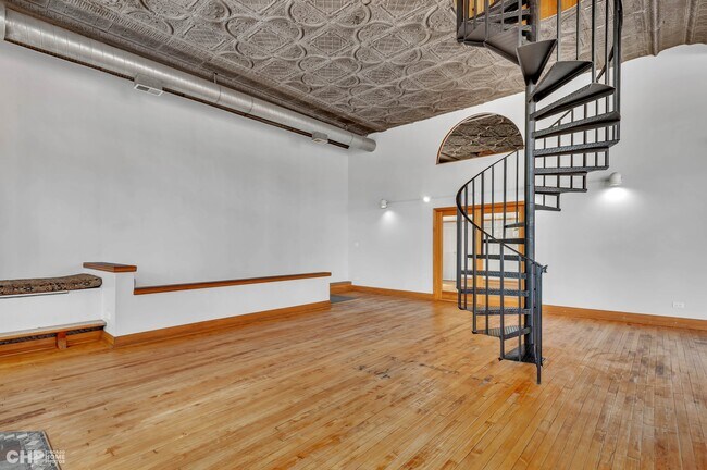 Building Photo - 2400 S Oakley Ave
