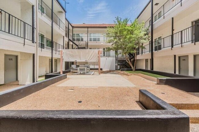 Foto del edificio - 6003 Ridgecrest Rd