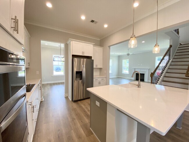 Foto del edificio - Luxury Living in Hampton Lake!