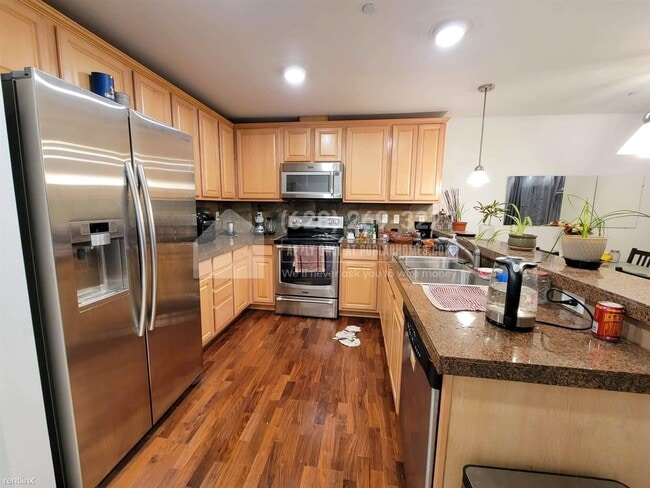 Building Photo - 3 br, 2 bath Condo - 11312 124th Avenue No...