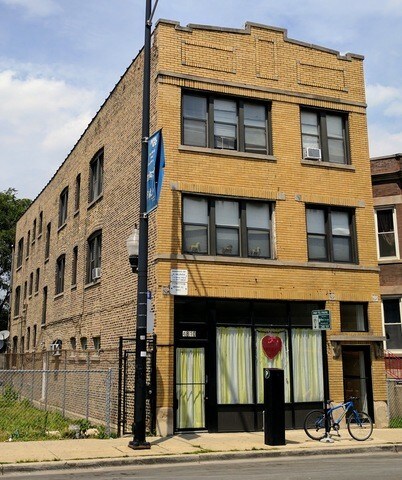 Foto del edificio - 4810 W Armitage Ave