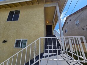 Building Photo - 524 W Greenwood Ave