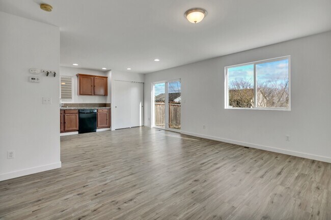 Foto del edificio - Silver Lake Home Available now