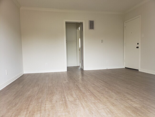 Building Photo - 1023 Ocean Park Blvd