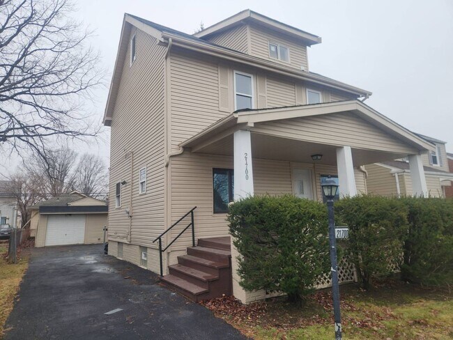 Building Photo - Charming 3-Bedroom Property in Prime Location