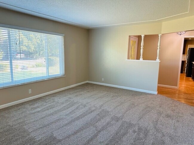 Foto del edificio - $2,300 First & Bullard 3 Bedroom, Pool, Ho...